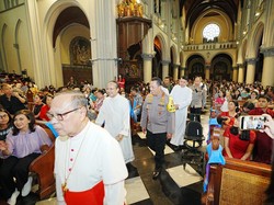 Misa Malam Natal, Menko PMK-Kapolri Sambangi Gereja Katedral Jakarta