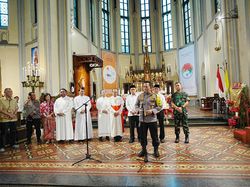 Potret Kapolri Tinjau 3 Gereja di Jakarta Saat Malam Natal 2023