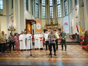 Potret Kapolri Tinjau 3 Gereja di Jakarta Saat Malam Natal 2023 Potret Kapolri Tinjau 3 Gereja di Jakarta Saat Malam Natal 2023
