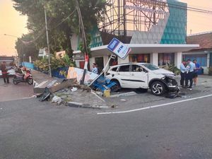 Detik-detik Ngeri Kecelakaan di Dekat Flyover Janti Banguntapan Detik-detik Ngeri Kecelakaan di Dekat Flyover Janti Banguntapan