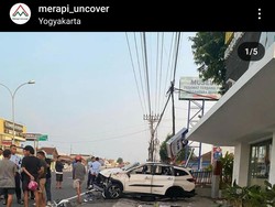 Kecelakaan di Dekat Flyover Janti, Mobil Hantam Pagar dan Tiang Neon Box
