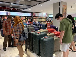 Jelang Libur Akhir Tahun, Pengunjung Borong Koper di Transmart Full Day Sale!