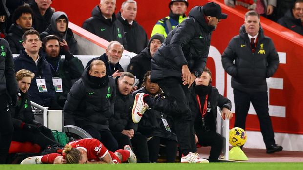 Soccer Football - Premier League - Liverpool v Arsenal - Anfield, Liverpool, Britain - December 23, 2023  Liverpool's Kostas Tsimikas after sustaining an injury as Liverpool manager Juergen Klopp reacts REUTERS/Carl Recine NO USE WITH UNAUTHORIZED AUDIO, VIDEO, DATA, FIXTURE LISTS, CLUB/LEAGUE LOGOS OR 'LIVE' SERVICES. ONLINE IN-MATCH USE LIMITED TO 45 IMAGES, NO VIDEO EMULATION. NO USE IN BETTING, GAMES OR SINGLE CLUB/LEAGUE/PLAYER PUBLICATIONS.