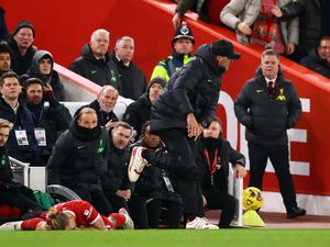 Apesnya Tsimikas: Didorong Saka, Tabrak Klopp, lalu Cedera