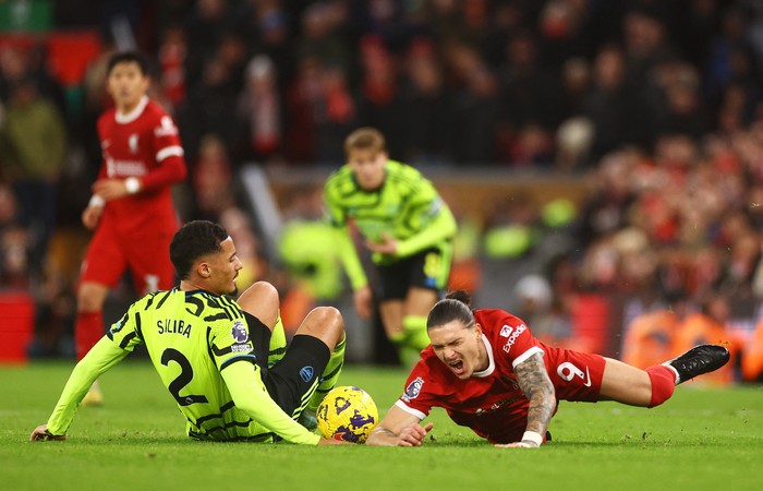 Soccer Football - Premier League - Liverpool v Arsenal - Anfield, Liverpool, Britain - December 23, 2023  Liverpools Darwin Nunez in action with Arsenals William Saliba REUTERS/Carl Recine NO USE WITH UNAUTHORIZED AUDIO, VIDEO, DATA, FIXTURE LISTS, CLUB/LEAGUE LOGOS OR LIVE SERVICES. ONLINE IN-MATCH USE LIMITED TO 45 IMAGES, NO VIDEO EMULATION. NO USE IN BETTING, GAMES OR SINGLE CLUB/LEAGUE/PLAYER PUBLICATIONS.