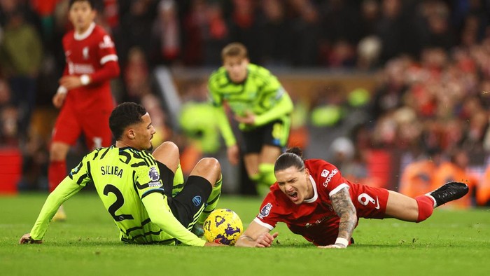 Soccer Football - Premier League - Liverpool v Arsenal - Anfield, Liverpool, Britain - December 23, 2023  Liverpools Darwin Nunez in action with Arsenals William Saliba REUTERS/Carl Recine NO USE WITH UNAUTHORIZED AUDIO, VIDEO, DATA, FIXTURE LISTS, CLUB/LEAGUE LOGOS OR LIVE SERVICES. ONLINE IN-MATCH USE LIMITED TO 45 IMAGES, NO VIDEO EMULATION. NO USE IN BETTING, GAMES OR SINGLE CLUB/LEAGUE/PLAYER PUBLICATIONS.