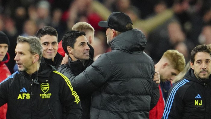 Liverpools manager Jurgen Klopp, right, hugs Arsenals manager Mikel Arteta at the end of the English Premier League soccer match between Liverpool and Arsenal at Anfield stadium in Liverpool, England, Saturday, Dec. 23, 2023. (AP Photo/Jon Super)