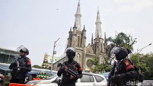 Momen Polisi Sterilisasi Gereja Katedral Jakarta