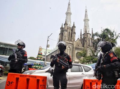 Momen Polisi Sterilisasi Gereja Katedral Jakarta