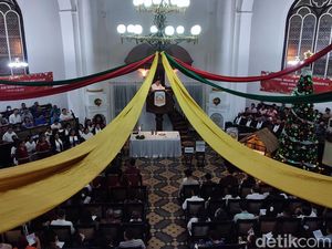 Khidmat, Suasana Misa Natal Gereja Blenduk di Tengah Kota Lama Semarang