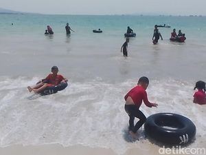 Wisatawan Padati Pantai Lampung saat Libur Nataru, Dominan dari Sumsel