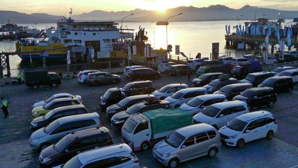 Jelang Nataru, Pelabuhan Ketapang Ramai Penumpang