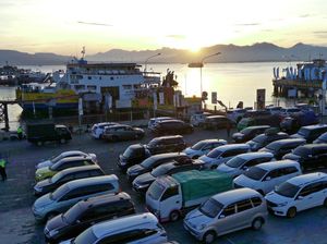 Jelang Nataru, Pelabuhan Ketapang Ramai Penumpang