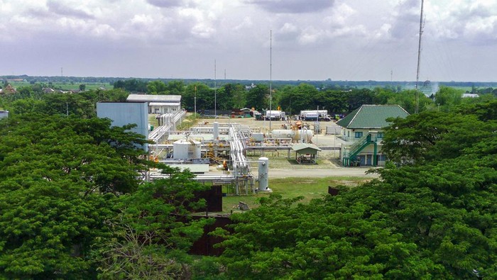 Penerapan CCUS optimalkan buatan minyak dan tekan emisi karbon Sekretaris Jenderal Energi Nasional Djoko Siswanto (ketiga kanan) bareng Direktur Pengembangan dan Produksi PT Pertamina Hulu Energi Awang Lazuardi (ketiga kiri), SVP Research and Technology Innovation Pertamina Oki Muraza (kedua kiri), General Manager Zona 11 Subholding Upstream Pertamina Regional Indonesia Timur Muzwir Wiratama (kiri), Deputy Councilor Hydrogen and CCS Project Department JOGMEC Okabe San (kedua kanan), GM Carbon Neutral Business Departement Overseas Business Division II JAPEX Kenichi Suzuki (kanan) menekan layar pada program Kick Off Huff and Puff CO2 di lapangan Pertamina EP Sukowati Field, Tuban, Jawa Timur.