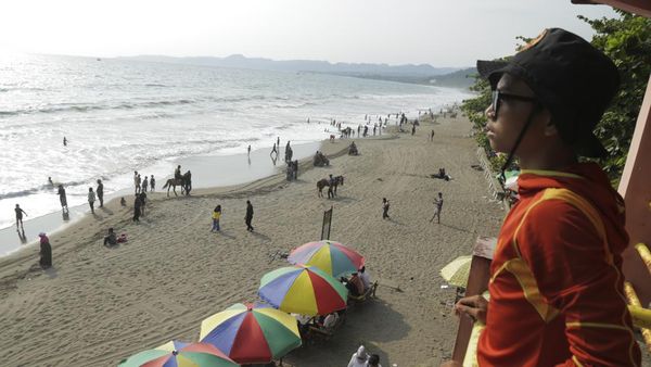 Libur Nataru, Wisatawan di Kawasan Pantai Citepus Sukabumi Membeludak