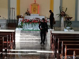 Polisi Gunakan Metal Detector Amankan Misa Natal di Labuan Bajo