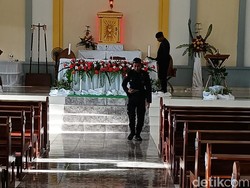 Polisi Gunakan Metal Detector Amankan Misa Natal di Labuan Bajo