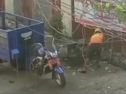 Ironi Petugas Kebersihan Makassar Buang Sampah ke Selokan Permukiman