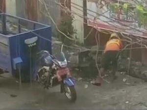 Ironi Petugas Kebersihan Makassar Buang Sampah ke Selokan Permukiman Ironi Petugas Kebersihan Makassar Buang Sampah ke Selokan Permukiman