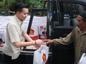 Relawan Prabowo-Gibran Bagi Makan Siang dan Susu Gratis di Jatim