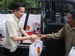 Relawan Prabowo-Gibran Bagi Makan Siang dan Susu Gratis di Jatim