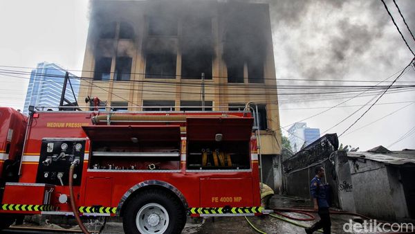 Ruko 3 Lantai di Kebayoran Terbakar, Penyebab Masih Ditelusuri