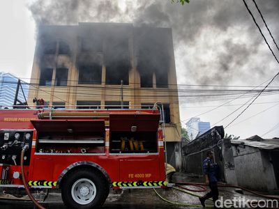 Ruko 3 Lantai di Kebayoran Terbakar, Penyebab Masih Ditelusuri