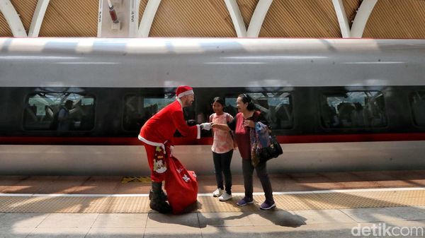 Sambut Libur Nataru, Sinterklas Menyapa Penumpang Whoosh