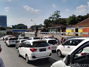 Jalan Sekitar Viaduk Gilingan Solo Macet Parah! Jalan Sekitar Viaduk Gilingan Solo Macet Parah!