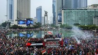 Konvoi bus rombongan timnas Indonesia disambut antusias masyarakat di kawasan Bundaran Hotel Indonesia pada Jumat (19/5/2023). Rifkianto Nugroho/detikcom.