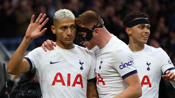 Soccer Football - Premier League - Tottenham Hotspur v Everton - Tottenham Hotspur Stadium, London, Britain - December 23, 2023 Tottenham Hotspurs Richarlison celebrates scoring their first goal with Dejan Kulusevski Action Images via Reuters/Paul Childs NO USE WITH UNAUTHORIZED AUDIO, VIDEO, DATA, FIXTURE LISTS, CLUB/LEAGUE LOGOS OR LIVE SERVICES. ONLINE IN-MATCH USE LIMITED TO 45 IMAGES, NO VIDEO EMULATION. NO USE IN BETTING, GAMES OR SINGLE CLUB/LEAGUE/PLAYER PUBLICATIONS.