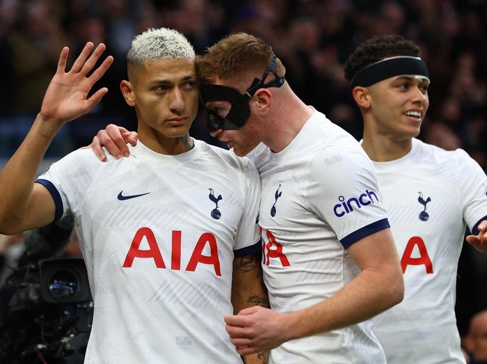 Soccer Football - Premier League - Tottenham Hotspur v Everton - Tottenham Hotspur Stadium, London, Britain - December 23, 2023 Tottenham Hotspur's Richarlison celebrates scoring their first goal with Dejan Kulusevski Action Images via Reuters/Paul Childs NO USE WITH UNAUTHORIZED AUDIO, VIDEO, DATA, FIXTURE LISTS, CLUB/LEAGUE LOGOS OR 'LIVE' SERVICES. ONLINE IN-MATCH USE LIMITED TO 45 IMAGES, NO VIDEO EMULATION. NO USE IN BETTING, GAMES OR SINGLE CLUB/LEAGUE/PLAYER PUBLICATIONS.