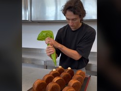 Tunjukkan Bikin Cromboloni dari Nol, Bule Ini Dibanjiri Pujian