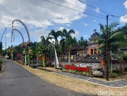 Uniknya Perayaan Natal di Bali, Warga Lakukan Pemasangan Penjor