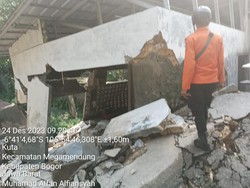 Vila hingga Motor Rusak Imbas Tebing 15 Meter di Puncak Bogor Longsor