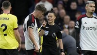 Ketegasan Welch bikin para pemain Fulham vs Burnley pun enggam macam-macam. Foto: AP/Alastair Grant