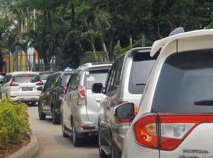 Antrean Mobil Pengunjung di Pintu Masuk Ancol saat Liburan Natal