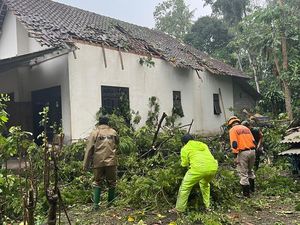 Rumah Warga di Blitar Rusak Usai Diterjang Hujan dan Angin Kencang