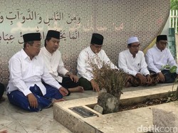 Teriakan Anies Presiden Sambut Anies Saat Ziarahi Makam Mbah Bisri Rembang