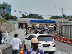 Viaduk Gilingan Mulai Macet, Banyak Mobil Keluar Masuk Masjid Sheikh Zayed