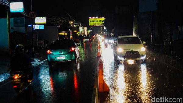 Hujan Deras, Lalu Lintas di Kawasan Wisata Lembang Lengang