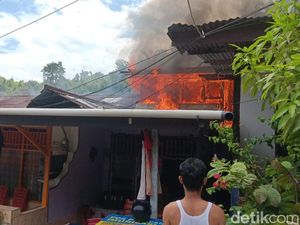 Kebakaran di Asrama Polisi Kloofkamp Jayapura, 17 Rumah Hangus Terbakar Kebakaran di Asrama Polisi Kloofkamp Jayapura, 17 Rumah Hangus Terbakar