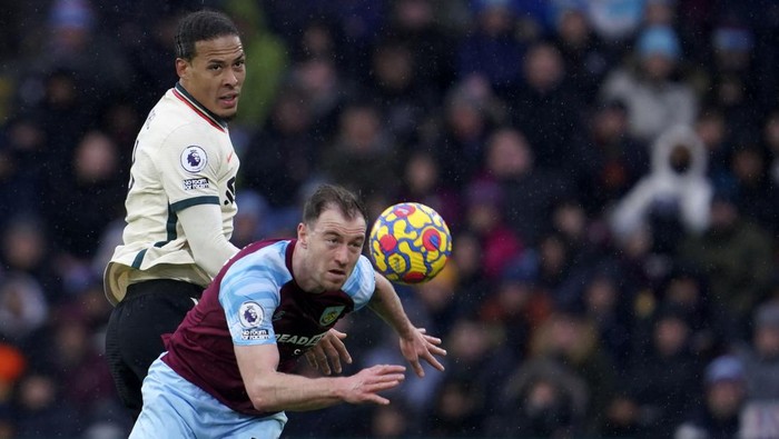 Liverpools Virgil van Dijk, left, duels for the ball with Burnleys Ashley Barnes during the English Premier League soccer match between Burnley and Liverpool at Turf Moor, in Burnley, England, Sunday, Feb. 13, 2022. (AP Photo/Jon Super)