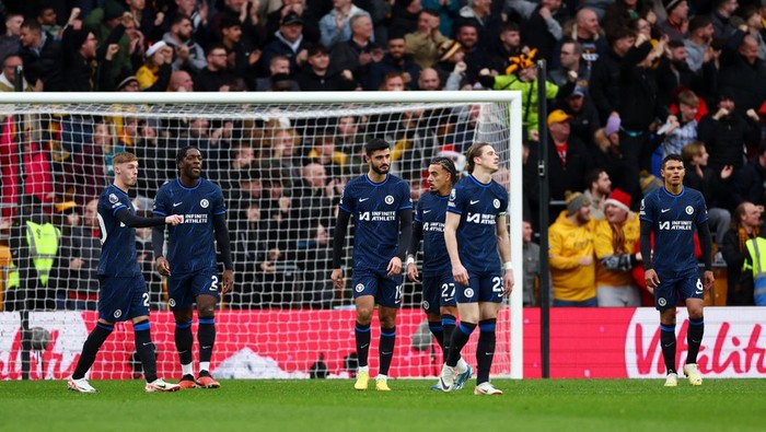 Soccer Football - Premier League - Wolverhampton Wanderers v Chelsea - Molineux Stadium, Wolverhampton, Britain - December 24, 2023 Chelseas Conor Gallagher, Thiago Silva, Cole Palmer and teammates look dejected after Wolverhampton Wanderers first goal scored by Mario Lemina Action Images via Reuters/Andrew Boyers NO USE WITH UNAUTHORIZED AUDIO, VIDEO, DATA, FIXTURE LISTS, CLUB/LEAGUE LOGOS OR LIVE SERVICES. ONLINE IN-MATCH USE LIMITED TO 45 IMAGES, NO VIDEO EMULATION. NO USE IN BETTING, GAMES OR SINGLE CLUB/LEAGUE/PLAYER PUBLICATIONS.