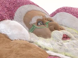 Seniman India Bikin Patung Santa Claus dari Pasir dan Bawang
