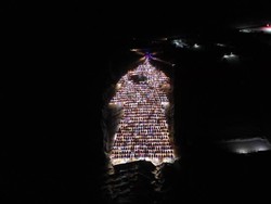 Melihat Pohon Natal Raksasa yang Disusun dari Ratusan Mobil