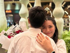Kado Manis Natal Claudy Putri: Dilamar Pacar Setelah 3 Tahun Bersama Kado Manis Natal Claudy Putri: Dilamar Pacar Setelah 3 Tahun Bersama