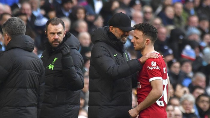 Liverpools manager Jurgen Klopp comforts Liverpools Diogo Jota as he walks off after being injured during the English Premier League soccer match between Manchester City and Liverpool at Etihad stadium in Manchester, England, Saturday, Nov. 25, 2023. (AP Photo/Rui Vieira)