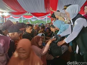 Bantu Warga Kalibuntu Probolinggo, Khofifah Juga Titip Pesan Pemilu Damai