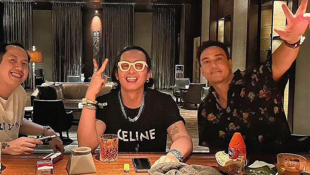 Gaya Keren Hamish Daud Hangout di Bali hingga Makan Bareng Keluarga Gaya Keren Hamish Daud Hangout di Bali hingga Makan Bareng Keluarga